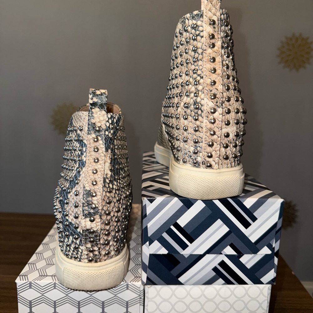 Steve Madden Woman’s Snake Print Stud Ankle Boots Sneakers Shoes Punk Rock Y2K - Picture 4 of 5